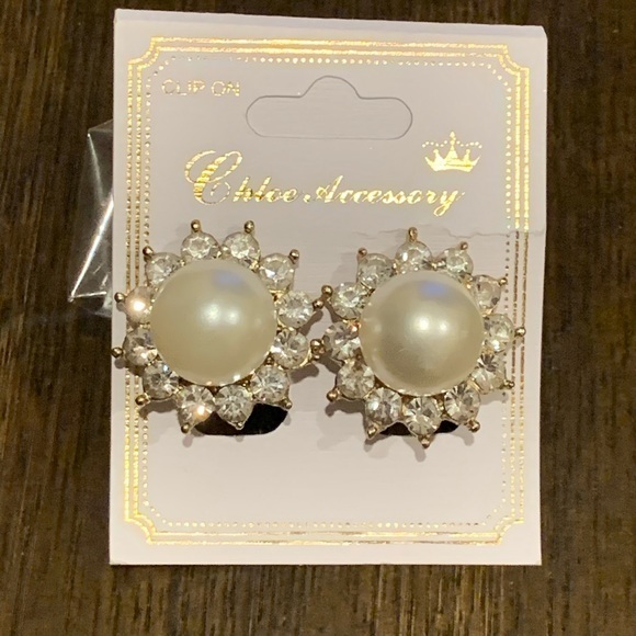 Jewelry - New Gold Rhinestone & Pearl Clip On Earrings